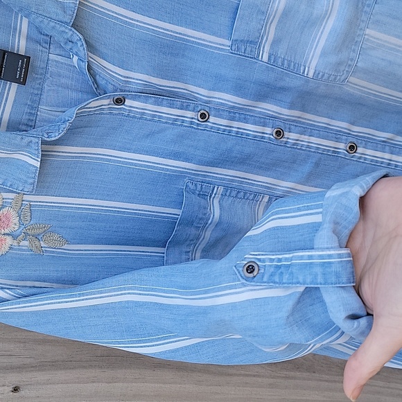 Ali Miles jean top with embroidered flower - Picture 6 of 10